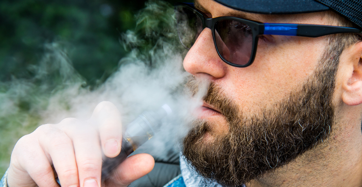 Hombre con vaper y humo
