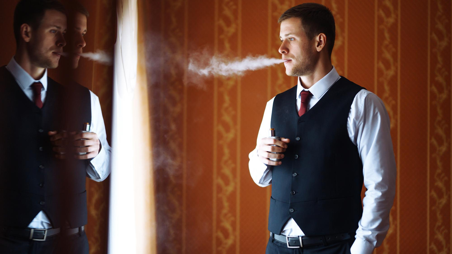 Novio fumando en boda